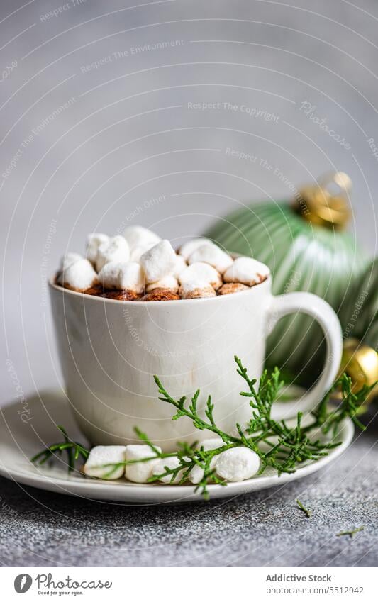 Marshmallow-Kakao mit Weihnachtskugeln Weihnachten lecker süß Dessert Tanne Zweig Neujahr Teller geschmackvoll Ball Feiertag Dekoration & Verzierung Kugel