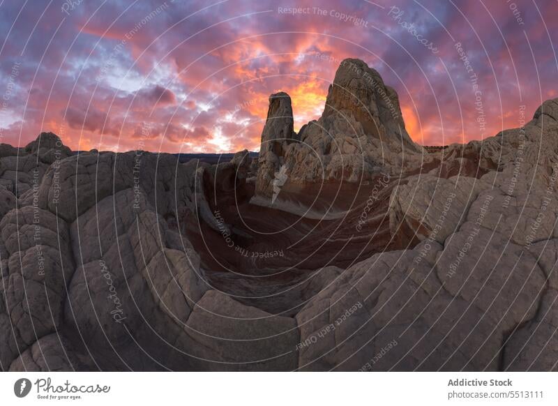 Felsige Berge unter hellem Himmel bei Sonnenuntergang malerisch Berge u. Gebirge wolkig felsig Hochland uneben Natur Landschaft Kamm rau Formation Stein purpur