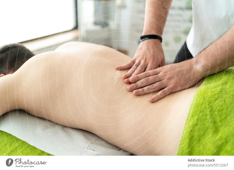 Kropftherapeut massiert Rücken eines Patienten Männer Massage geduldig Masseur Osteopathie Physiotherapie Klinik Rehabilitation Verfahren Wiederherstellung