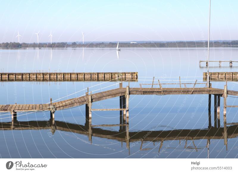 drunter und drüber See Dümmer See Wasser Wasseroberfläche Steg Holzsteg Bootsanleger Spiegelung Segelboot Windräder Himmel schönes Wetter Ruhe Stille Weite