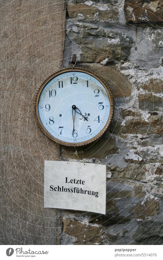 Letzte Schlossführung letzte schlosshof Schlossplatz Burg oder Schloss Führung führungsperson führen Schilder & Markierungen Schilder und Schriftzüge