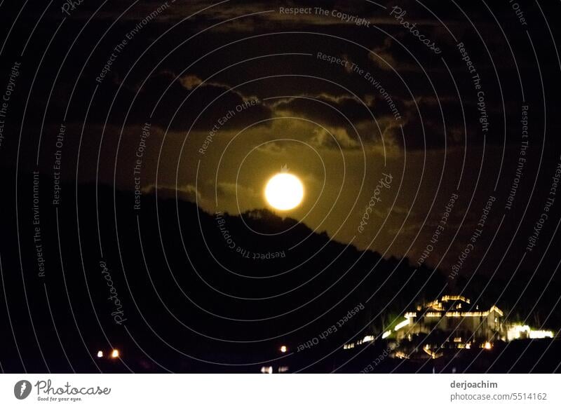 Der Mond ist hinter dem Hügel aufgegangen. Himmelskörper & Weltall Vollmond Stern Nachthimmel schwarz Wolken dunkel Menschenleer ruhig Romantik Licht Ferne