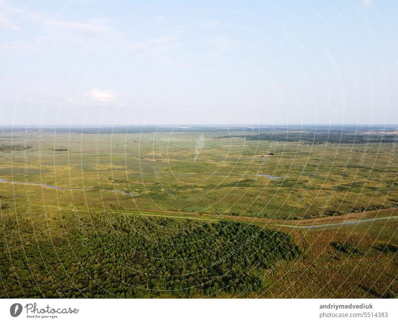 Luftaufnahme der ländlichen Landschaft, grünes Tal, Straßen, Wiesen, Felder, Bäume und Himmel. Auf dem Lande Ökotourismus. Panorama der landwirtschaftlichen Flächen Drohne Schuss. Konzept der ökologischen Ökosystem