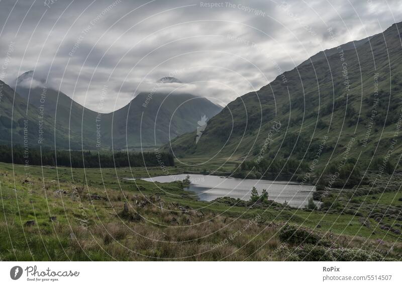 Kleiner See im Glen Etive. Tal Fluss Wasserfall Stromschnellen glen affric river Bach valley Landschaft landscape scotland England Schottland wandern hiking