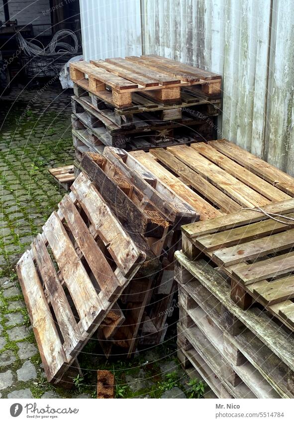 Palettenstapelei Holz Güterverkehr & Logistik Einwegpaletten Arbeit & Erwerbstätigkeit Stapel Lager Hinterhof Warenlager Verpackungsmaterial stapeln holzpalette