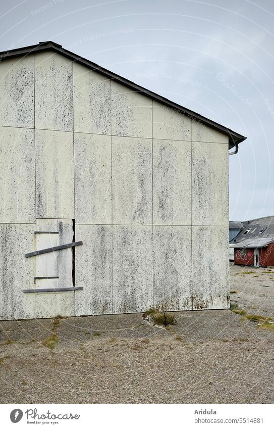 Lost place | Haus mit vernagelter Tür lost places Plattenbau kaputt verfallen verlassen Vergänglichkeit Wandel & Veränderung alt Vergangenheit Ruine Leerstand