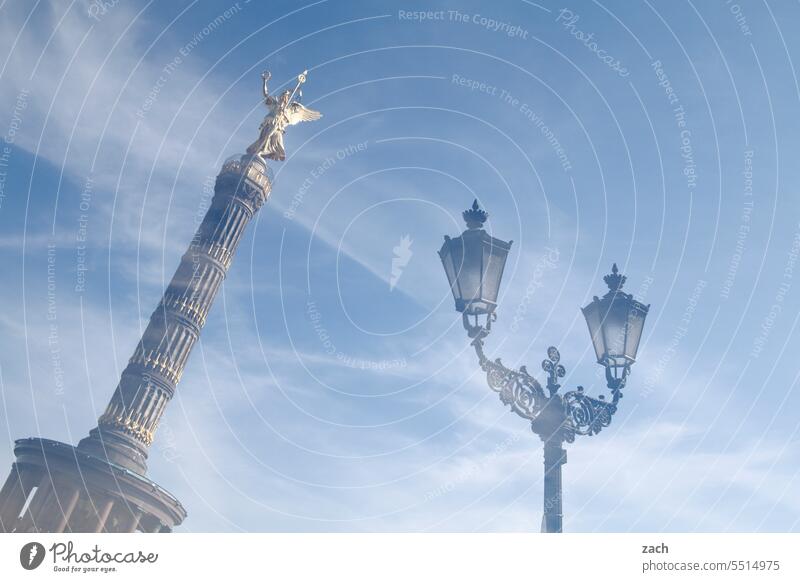 Geschichte im Nebel Berlin Stadt Hauptstadt Architektur Haus Gebäude Himmel blau Lampe Laterne Siegessäule Wahrzeichen Doppelbelichtung