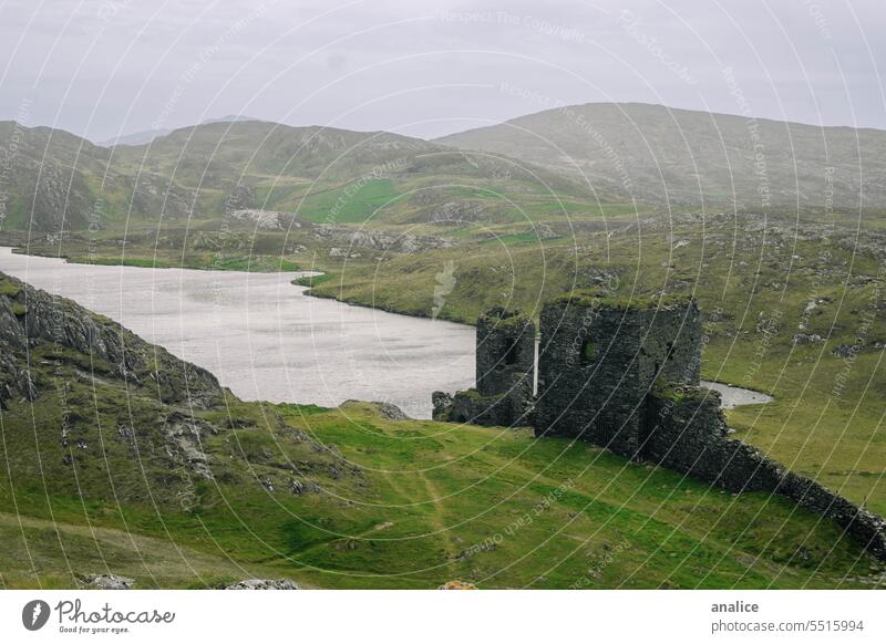 Irland neblige Landschaft mit alten verlassenen Burg Natur Burg oder Schloss alte Burg Alter Burgfelsen Fluss See Berge u. Gebirge Nebel Nebellandschaft grün