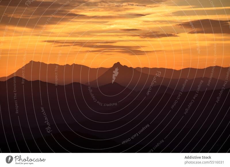 Gebirgskamm unter bewölktem hellem Sonnenuntergangshimmel Berge u. Gebirge Tal Landschaft Hochland Natur felsig vulkanisch Silhouette Ambitus malerisch Kamm