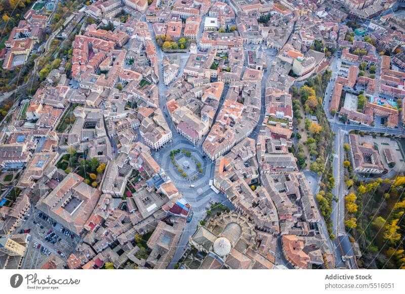 Von oberhalb der Stadt in der Nähe von Bergen und Wald Berge u. Gebirge Tal Natur Kamm üppig (Wuchs) Sommer Segovia Ávila Spanien Landschaft Waldgebiet