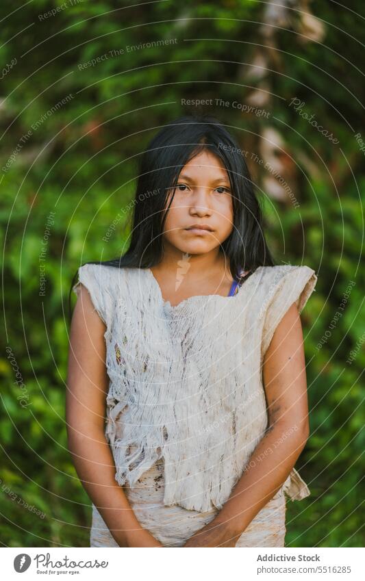 Ernste Frau mit Farbe im Gesicht Natur Wald ernst Kultur Tradition grün Sommer authentisch Wälder Tribal Pflanze Umwelt geblümt Waldgebiet natürlich