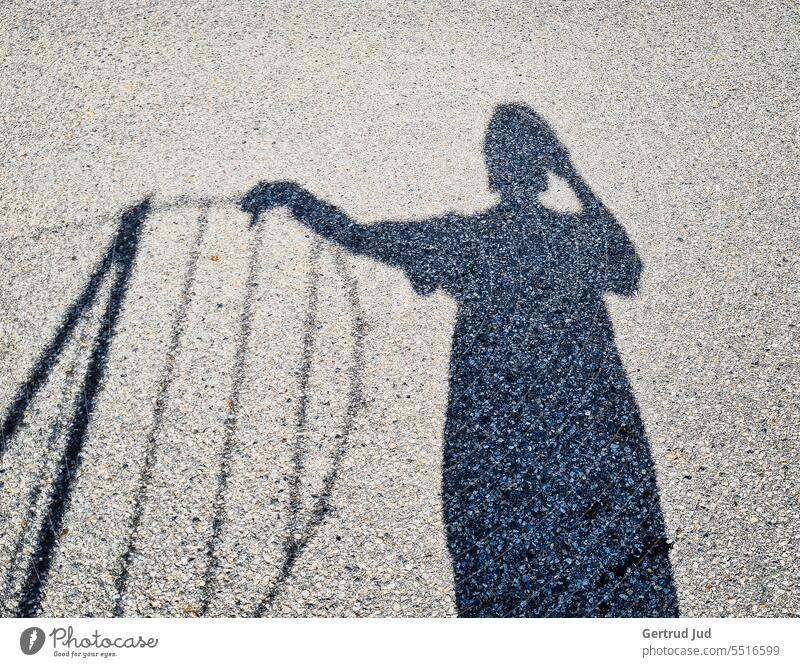 Schattenselfie am Zaun Licht Lichtspiel Lichteinfall Schattenspiel Schattenbild Schattenwurf schattenbilder Schattenkind Sonnenlicht sonnig