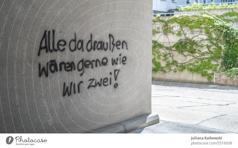 Graffiti an der Wand "Alle da draußen wären gerne wie wir zwei" Putz handschriftlich Mauer Stadt Menschenleer Aussage Fassade Schriftzeichen Tag Zeichen Haus