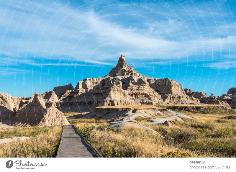 Ein Pfad im Badlands National Park, der zu zerklüfteten Hügeln führt wüst Promenade Weg Ödland Nationalpark Ansicht trocknen Sandstein Berge u. Gebirge Gipfel