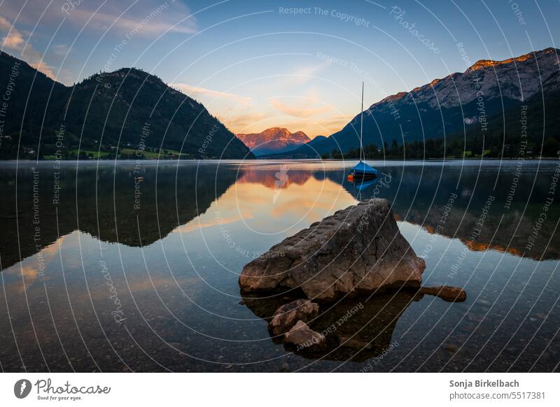 Morgenstille am Grundlsee Österreich Stille Ruhe Spiegelung See Reflexion & Spiegelung Wasser Natur ruhig Landschaft Außenaufnahme Idylle Menschenleer Seeufer