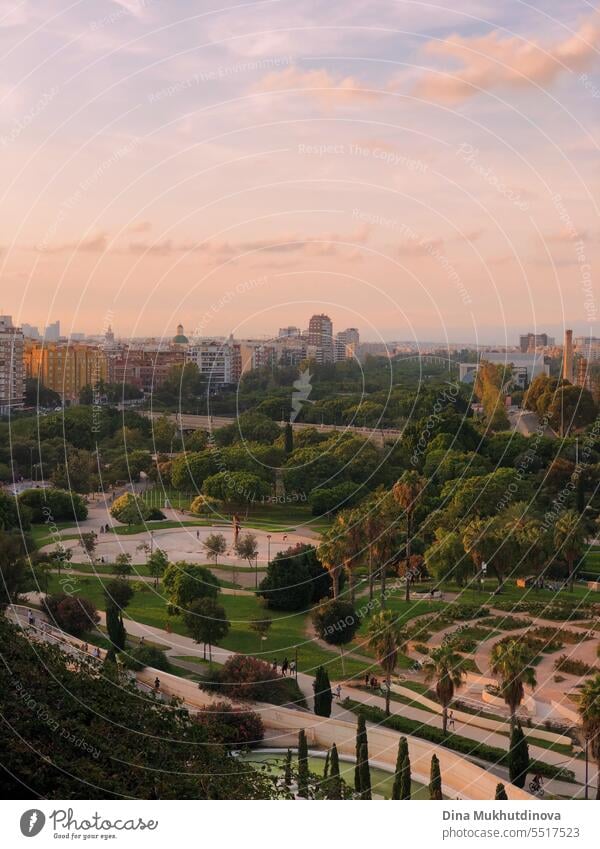 Turia-Park in Valencia bei Sonnenuntergang mit rosa Himmel turia grün Spanien Großstadt reisen Tourismus sonnig Lifestyle im Freien urban Grüne Hauptstadt