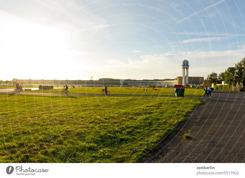 Tempelhofer Feld abend berlin dämmerung feierabend ferne flugbahn flughafen flugplatz freiheit frühling himmel horizont menschenleer rollbahn skyline sommer