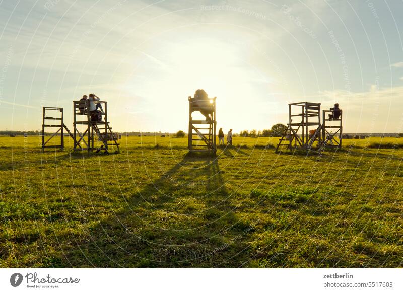 Gute Sitzplätze am Tempelhofer Feld abend berlin dämmerung feierabend ferne flugbahn flughafen flugplatz freiheit frühling himmel horizont menschenleer rollbahn