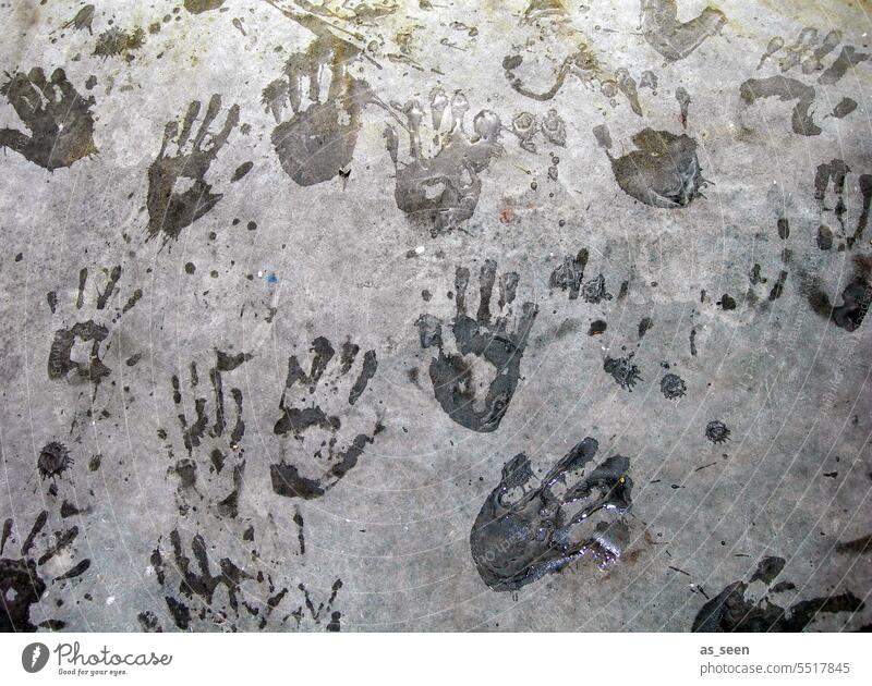 Handabdrücke Hände viele Abdruck gemeinsam Finger grau schwarz Handabdruck Kreativität berühren Strukturen & Formen Straßenkunst Spuren Handfläche Gemeinschaft