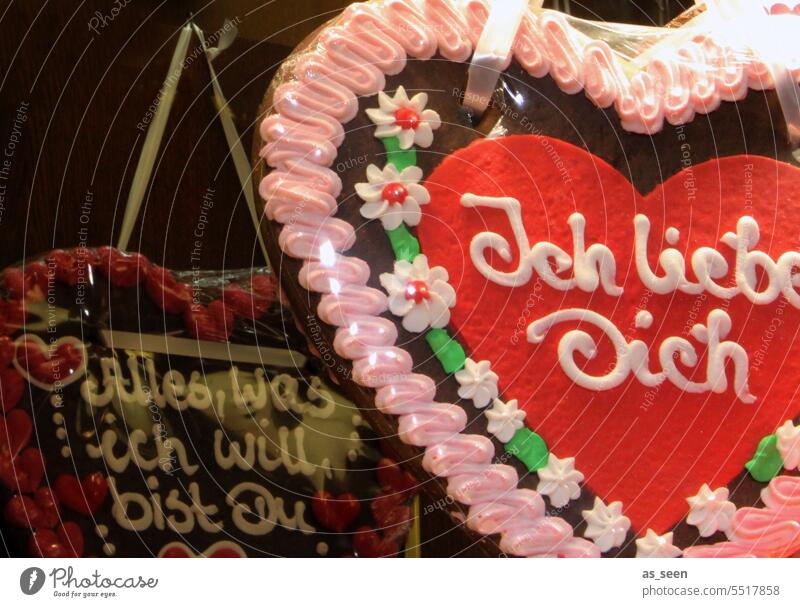 Lebkuchenherz Herz Prinzessin Bussi Liebe Rummel Oktoberfest Weihnachtsmarkt Jahrmarkt Lebkuchenherzen Süßwaren süß Kitsch Farbfoto Verliebtheit lecker