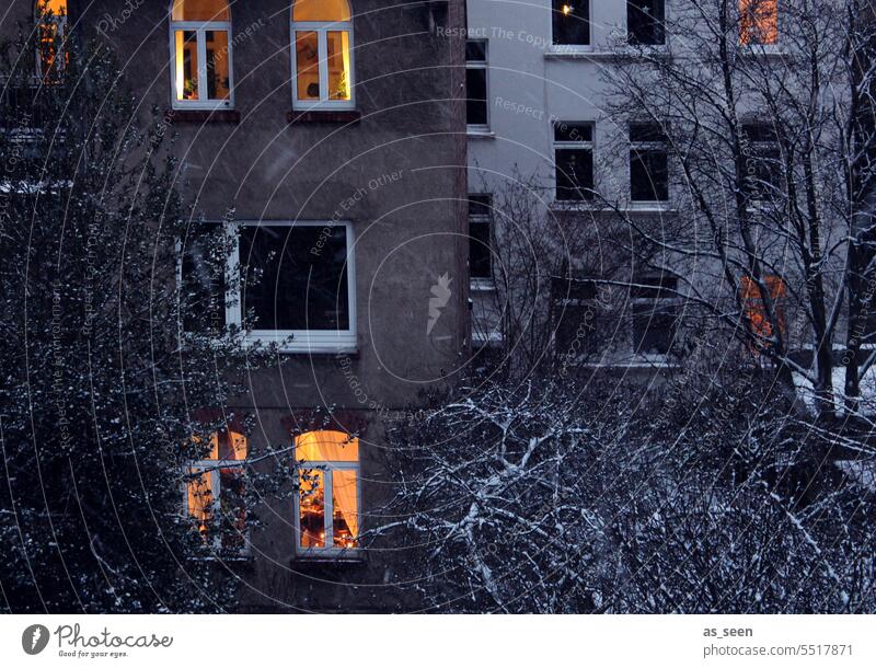 Hinterhof Fenster Altbau hell dunkel kontrast Haus Fassade Stadt Menschenleer Hof Gebäude Tag Altbauwohnung Licht Einblicke Stadtzentrum Bauwerk draußen drinnen