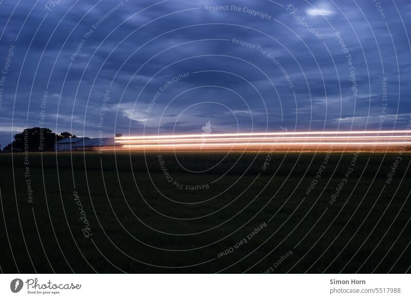 Lichtstreifen am Horizont Landschaft Bewegung Langzeitbelichtung Landleben Scheinwerfer dörflich Lichtstimmung Abendlicht Beobachtung Romantik Dämmerung