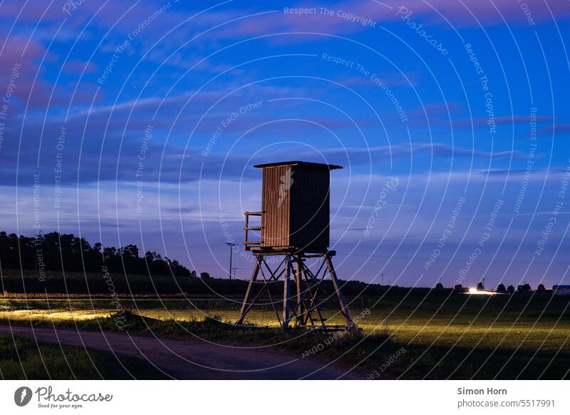 Jägerstand vor Abendhimmel Landschaft Landleben Scheinwerfer dörflich Lichtstimmung Abendlicht Beobachtung Romantik Dämmerung Stimmung ruhig Treffpunkt