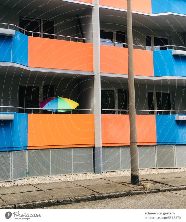 Was ist hier schief? Fassaden Balkon Stadt Architektur Fenster Außenaufnahme Häuser Haus Gebäude Straße Wand Altstadt Menschenleer Stadtzentrum Vergangenheit