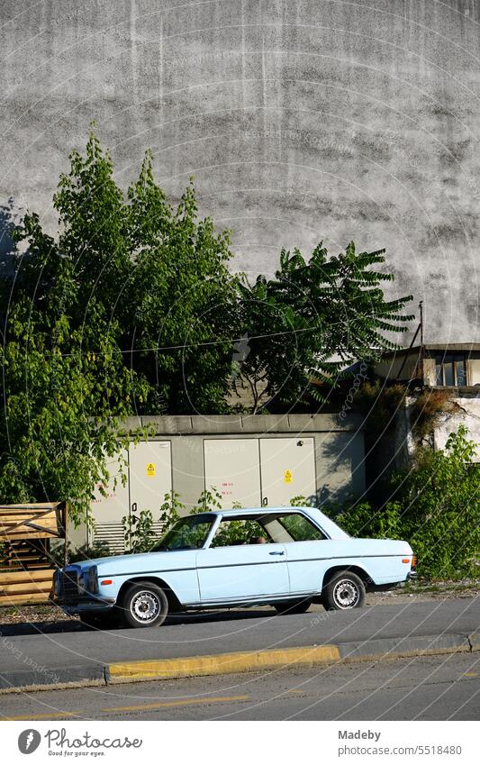 Coupé Umbau einer deutschen Limousine der Siebzigerjahre am Straßenrand im Sommer bei blauem Himmel und Sonnenschein in Adapazari in der Provinz Sakarya in der Türkei