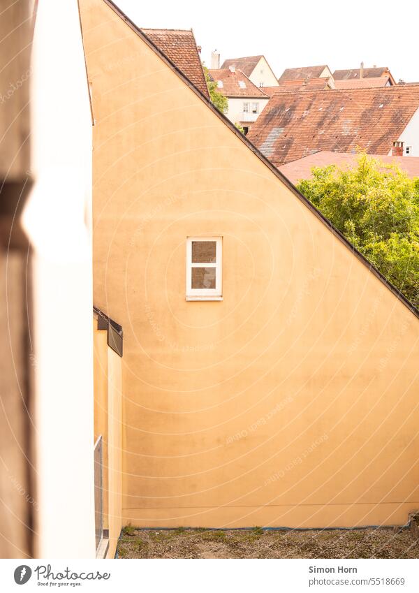 Stadtansicht mit einem einsamen Fenster in der Bildmitte urban karg Altstadt verborgen hinter der Fassade Bauwerk historisch Stadtzentrum Architektur Altbau