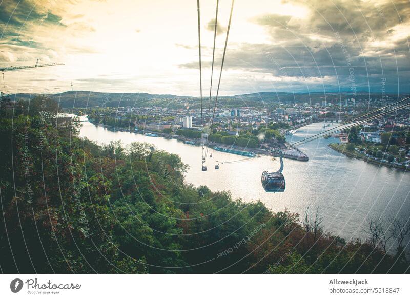 Panorama Aussicht auf das Deutsche Eck in Koblenz bei bewölktem Himmel Deutschland Deutsches Eck Fluss Mosel Rhein Flußmündung Panorama (Aussicht)