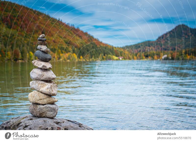 Steinturm am Ufer eines Bergsees Natur See Seeufer Wasser Berge u. Gebirge Steine Steine am Strand Turm Balance Ausbalanciert Achtsamkeit