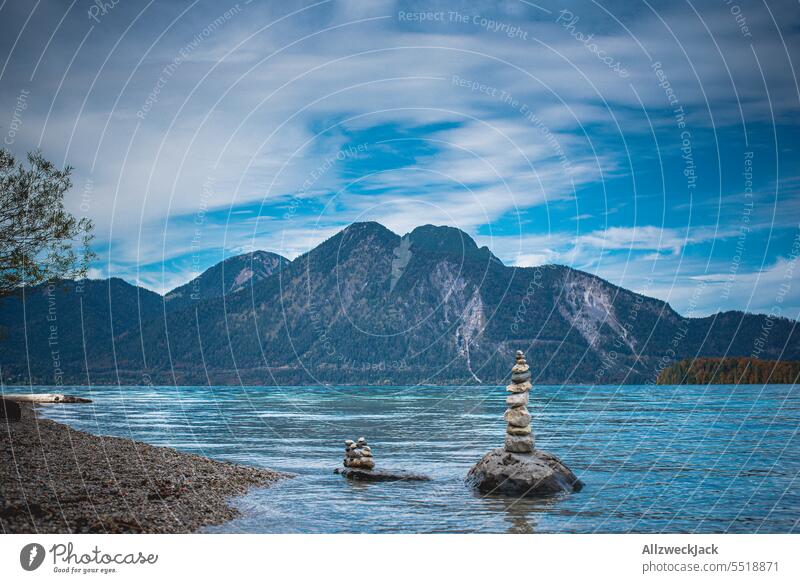 Steinturm am Ufer eines Bergsees Natur See Seeufer Wasser Berge u. Gebirge Steine Steine am Strand Turm Balance Ausbalanciert Achtsamkeit