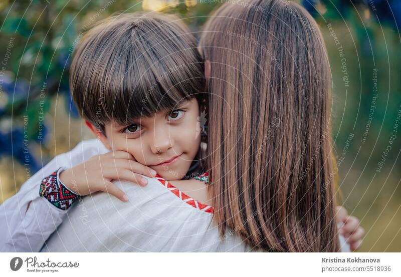 Porträt einer schönen Familie - 4 Jahre alter Junge und Mutter im Pflaumengarten Mama Sohn Glück Umarmung Liebe Eltern Pflege Fröhlichkeit umarmend Mutterschaft