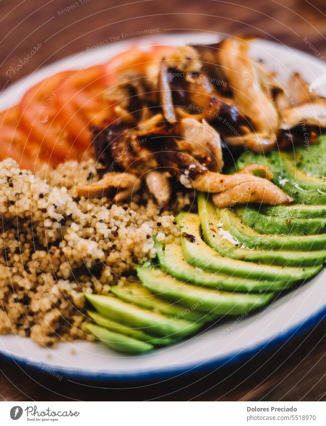 Quinoa-Gericht mit Avocado, Tomate und Huhn Amuse-Gueule Hintergrund abgestimmt Schalen & Schüsseln Brust Brüssel Hähnchen farbenfroh Küche kulinarisch lecker