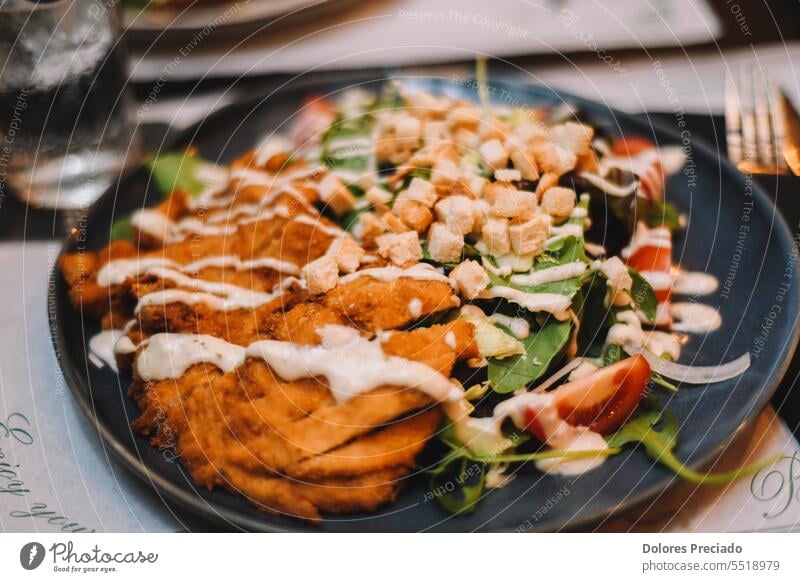 Gourmet-Caesar-Salat mit knusprigem Hähnchen und frischem Gemüse Amuse-Gueule Basilikum Schalen & Schüsseln Käse Kirsche Nahaufnahme Farben Küche lecker Diät