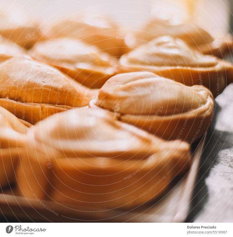 Gemischte gefüllte Empanadas, typisch für Südamerika Ackerbau Antipasti Amuse-Gueule Argentinien argentinische Lebensmittel Hintergrund gebacken Bäckerei Brot