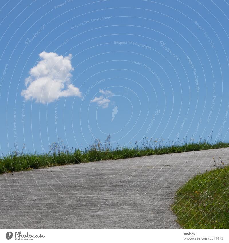 Dem Wölkchen so nah Gipfel Berge Wolken Himmel wandern Tourismus Ausflug Freiheit Umwelt Idylle Wetter Abenteuer Ferne Wege & Pfade Straße Kurve bergauf