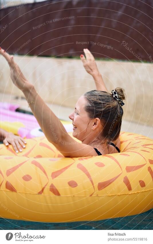 HOCH DIE HÄNDE - POOLPARTY Pool poolparty Hoch die Hände Wochenende Ferien & Urlaub & Reisen Freude badespaß Sommer Wasser Schwimmen & Baden Erholung