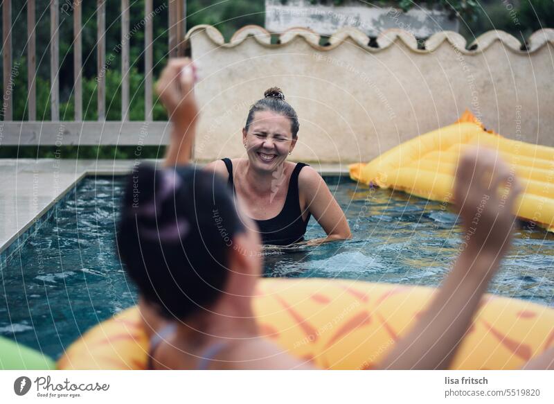 POOLPARTY - LACHFLASH - UNBESCHWERT poolparty Pool Wasserspass Frauen Freundinnen lustig spaßig Ferien & Urlaub & Reisen Sommer Sommerurlaub Mädelsabend