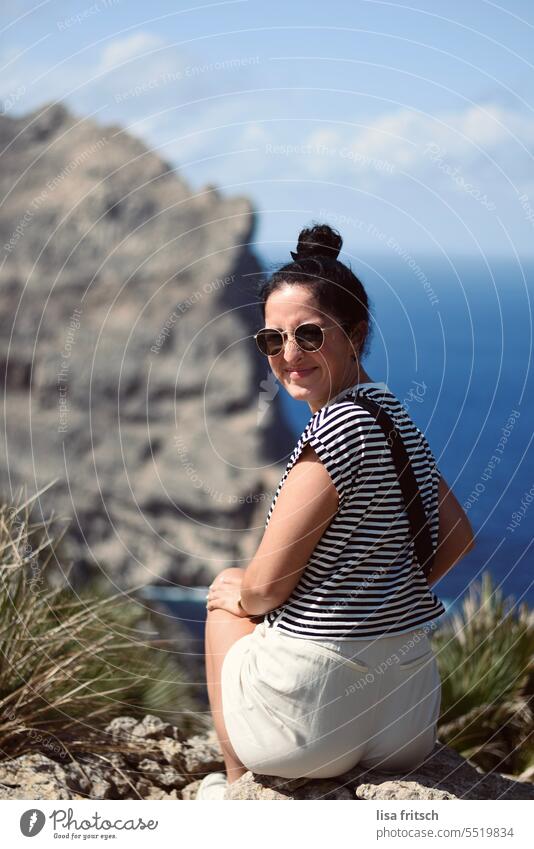 FRECH GRINSEND - AUSSICHTSPUNKT - SOMMERURLAUB Frau 25 bis 30 Jahre grinsend frech schwarzhaarig Dutt Sommer Sommerurlaub Farbfoto Erwachsene Sonnenbrille