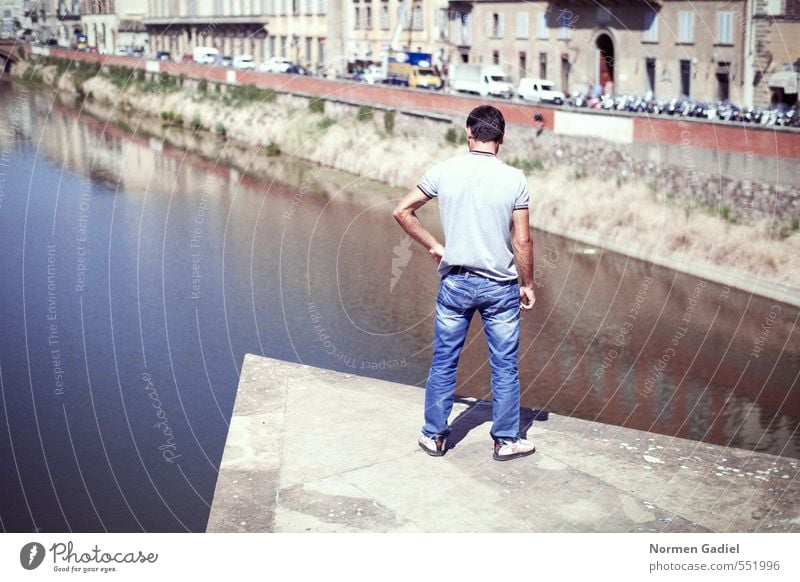 Überlegung maskulin Mann Erwachsene 1 Mensch 18-30 Jahre Jugendliche Wasser Fluss Brücke stehen Selbstbeherrschung vernünftig Hemmung Angst Höhenangst