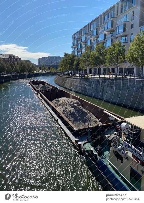 Ein Frachter auf der Spree in Berlin. / Foto: Alexander Hauk Transport Schiff Frachtschiff Gütertransport Sand Kies Schifffahrt Schiffahrt Fluss Gewässer Sommer