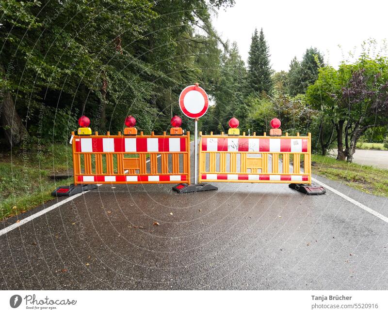 Kein Durchkommen - Straße gesperrt Durchfahrtsverbotsschild Durchfahrt verboten keine Durchfahrt Mobile Absperrschranken Bis hierher und nicht weiter Stopp