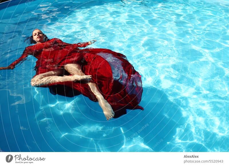 Denise - Portrait einer jungen, schönen Frau mit rotem Ballkleid in einem Swimming- Pool langhaarig portrait schwimmen tauchen frisch Erfrischung