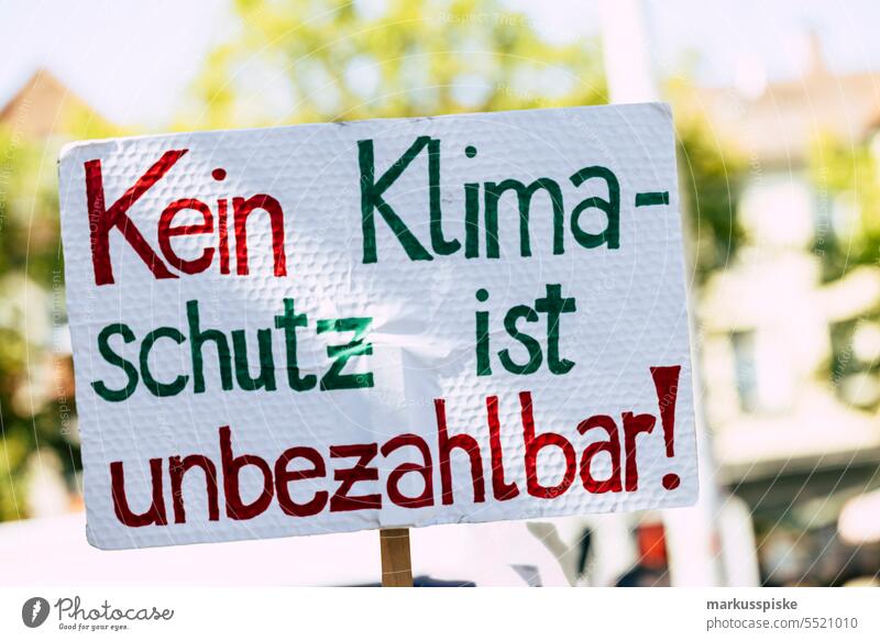 Kein Klimaschutz ist unbezahlbar! - Globaler Klimastreik - Protestdemonstration Aktivist Berufung Atmosphäre Hintergrund blau Wandel & Veränderung Klimaaktivist