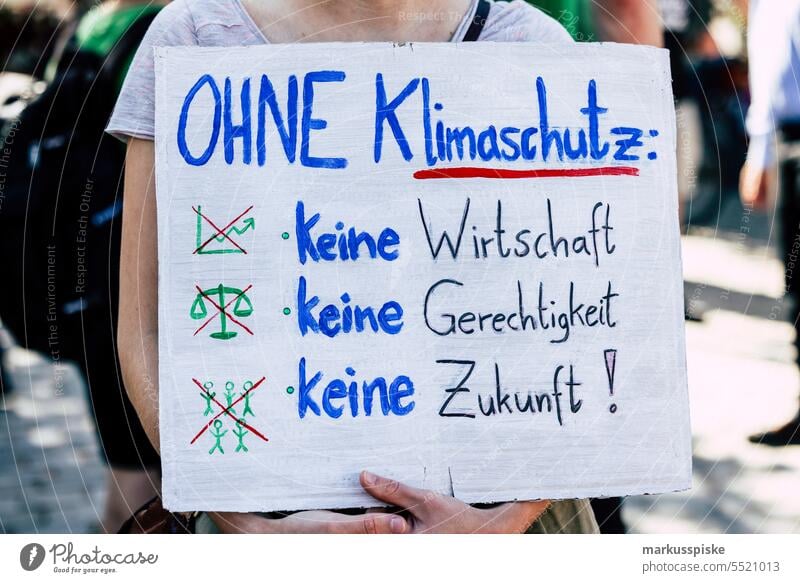 Keine Wirtschaft, keine Gerechtigkeit, keine Zukunft ohne Klimaschutz Aktivist Berufung Atmosphäre Hintergrund blau Wandel & Veränderung Klimaaktivist