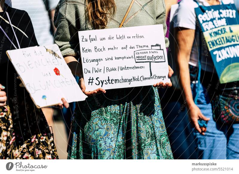 Schluss mit fossilen Brennstoffen - Globaler Klimastreik - Protestdemonstration Aktivist Berufung Atmosphäre Hintergrund blau Wandel & Veränderung Klimaaktivist