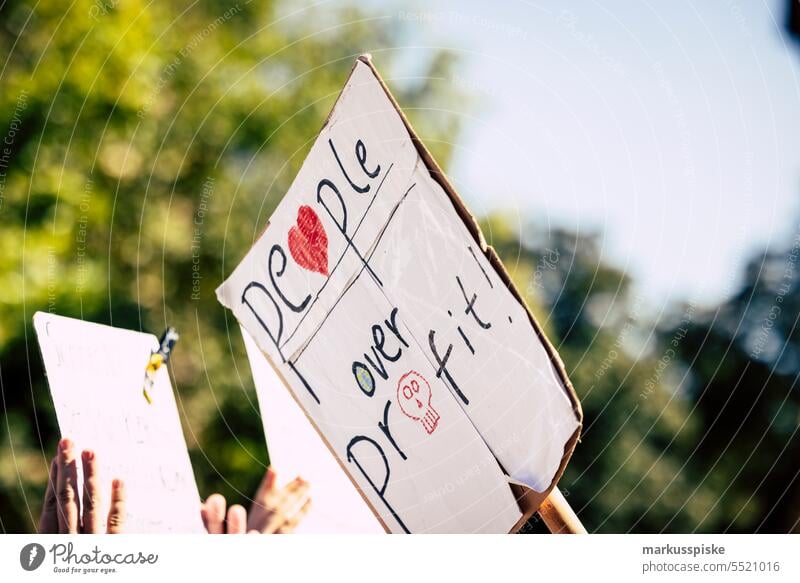 Menschen vor Profit! - Globaler Klimastreik - Protestdemonstration Aktivist Berufung Atmosphäre Hintergrund blau Wandel & Veränderung Klimaaktivist Klimawandel