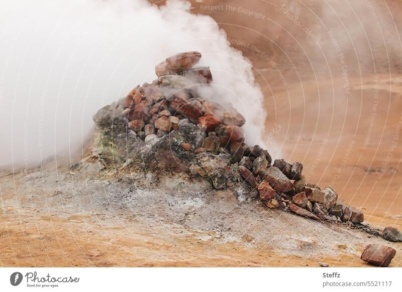 dampfende Fumarole auf Island Schwefeldampf Erdwärme Rauch Solfatarenfeld Dampfwolke Rauchwolke Schwefelgase Steinhaufen Qualm höllisch Schwefelgeruch